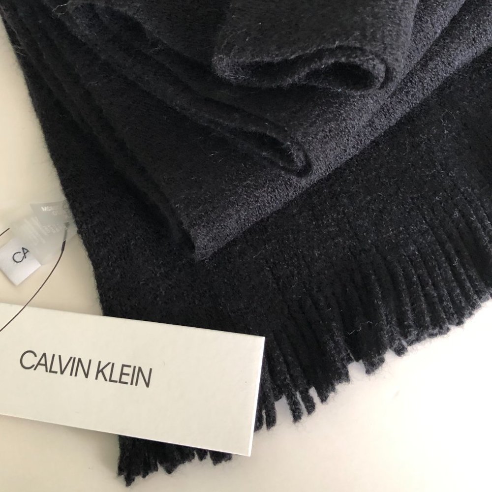 CALVIN KLEIN Scarf with 1 1/2" Fringe NWT - Picture 3 of 4